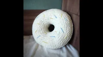 Мастер-класс по вязанию подушки пончика из alize puffy fine