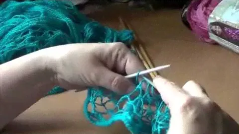 Шарфик из ленточной пряжи. Вязание спицами
