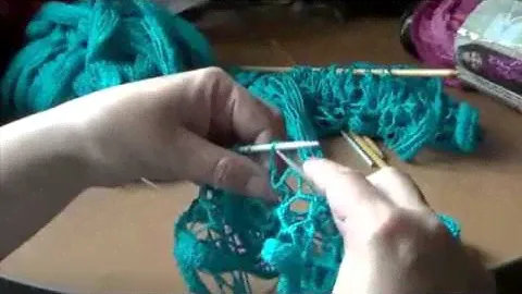 Шарфик из ленточной пряжи. Вязание спицами, 2-й способ